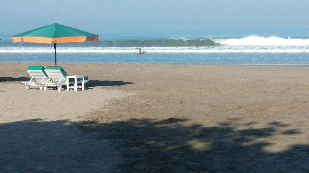 Puri Naga Beachfront Cottages Легиан Экстерьер фото