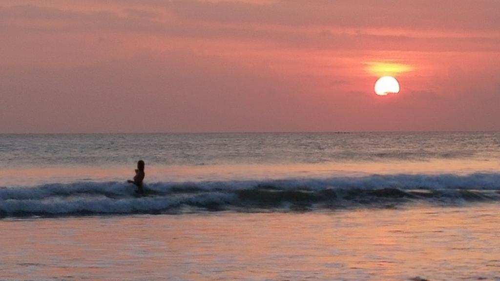 Puri Naga Beachfront Cottages Легиан Экстерьер фото