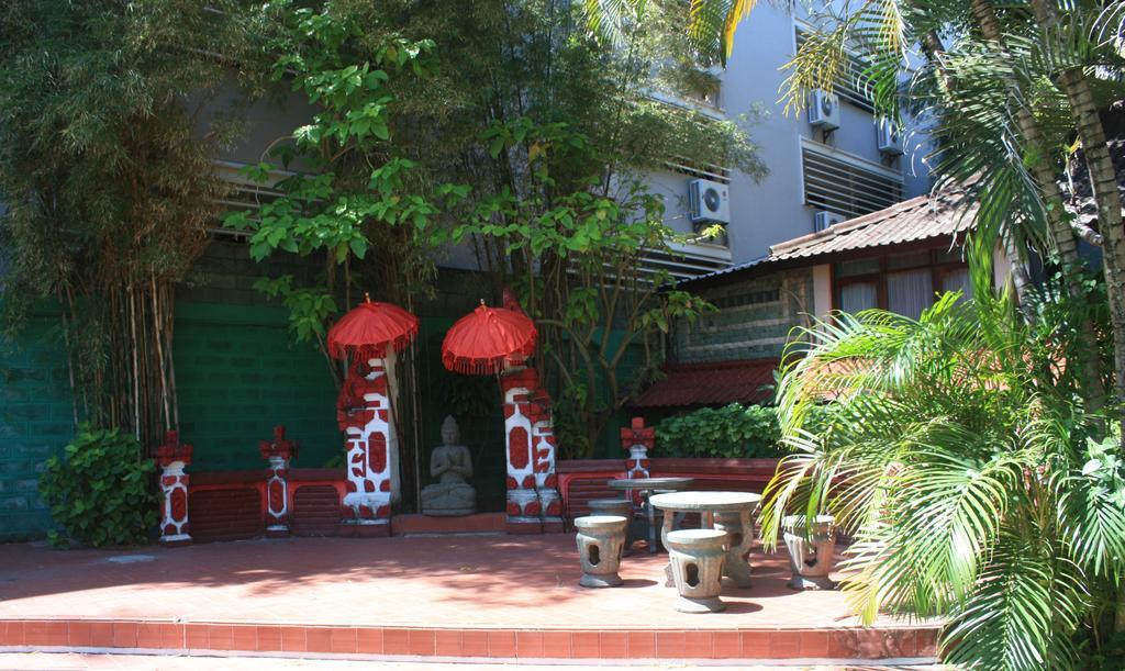 Puri Naga Beachfront Cottages Легиан Экстерьер фото